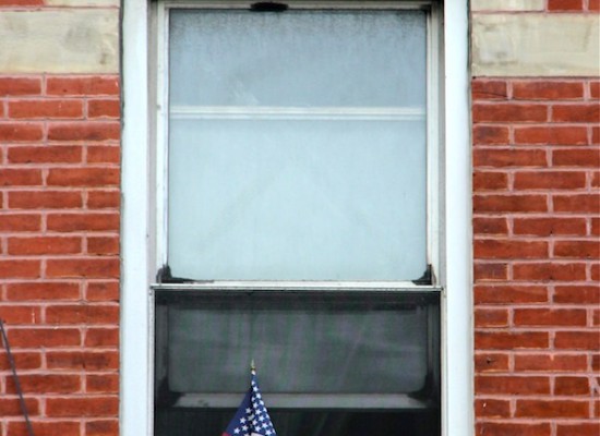 Une fenêtre un petit drapeau